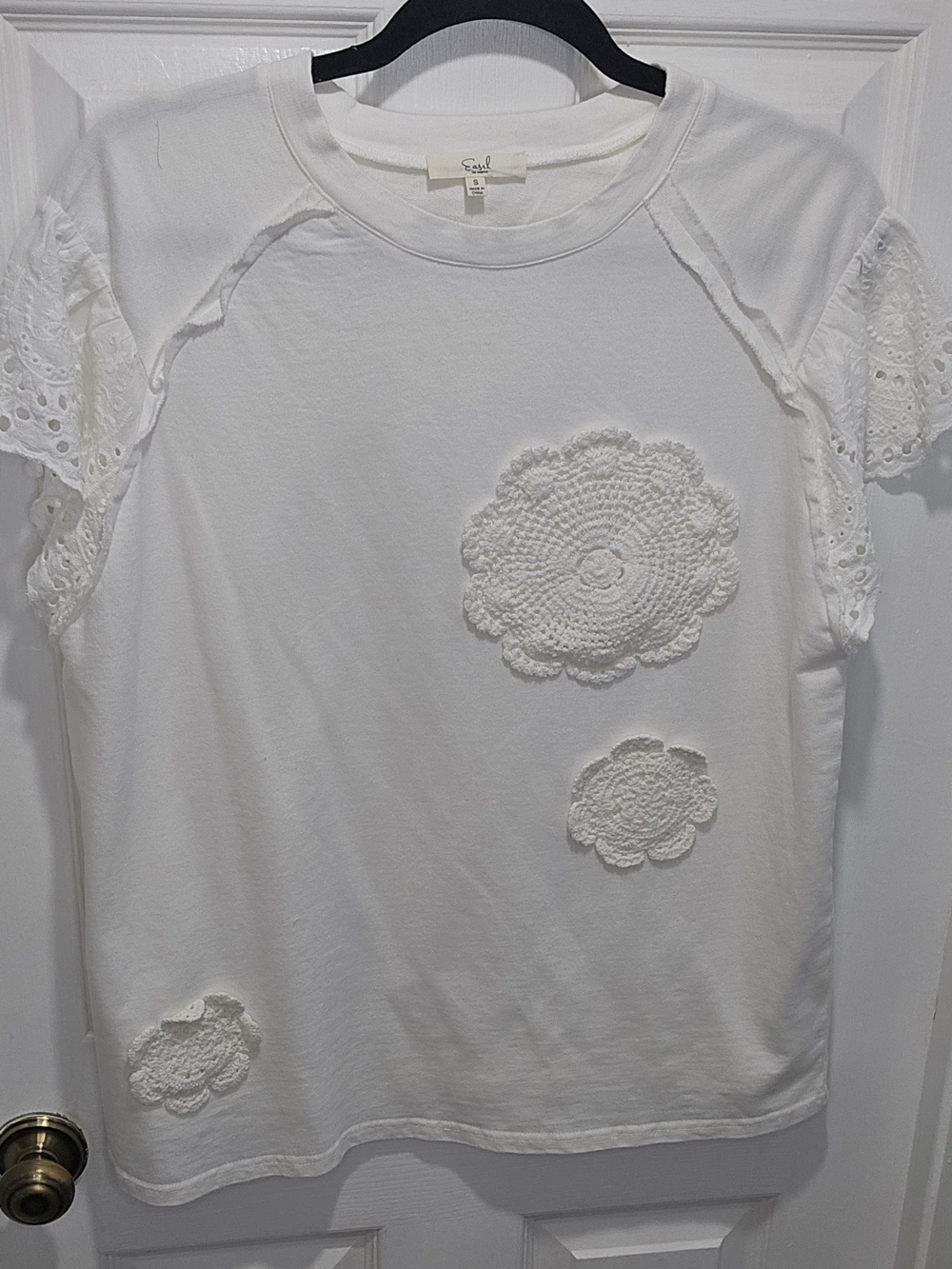 Easel White Crochet Applique Short Sleeve Tee